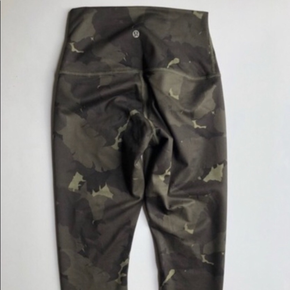 Lululemon high waist Wunder Under Crop Size 6.